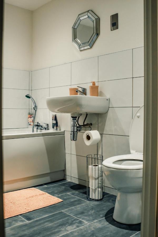 Bv Cosy Basement Apartment At Conditioning House Bradford  Zewnętrze zdjęcie
